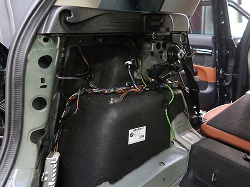 内装内にハーネスを完全に隠蔽処理し、見た目もスッキリ