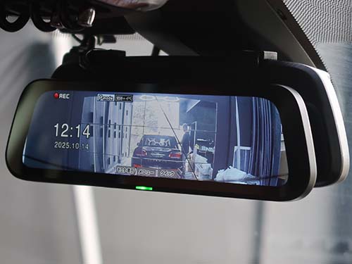 夜間や後席乗員で視界が遮られるシーンでもクリアな後方視界を確保