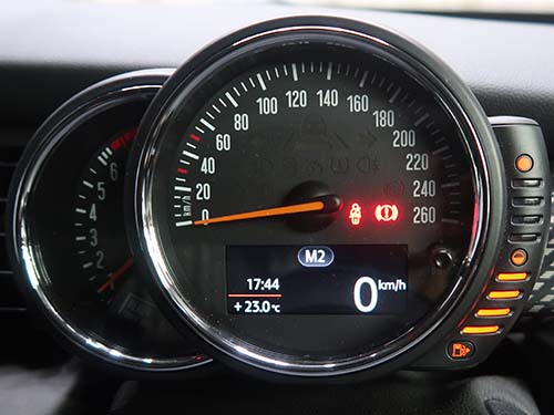 マグネティックパドルは磁石の反発を利用しており、クリック感が明確で、よりレーシーなフィーリング