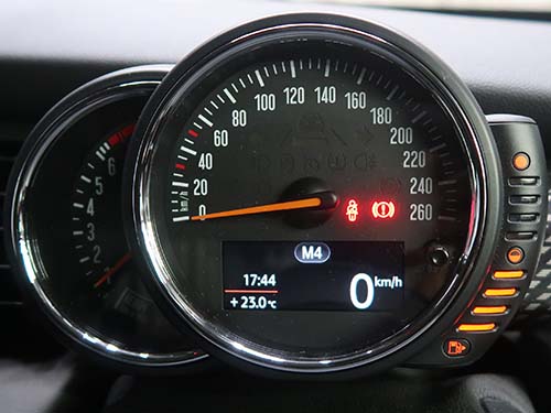 マグネティックパドルは磁石の反発を利用しており、クリック感が明確で、よりレーシーなフィーリング