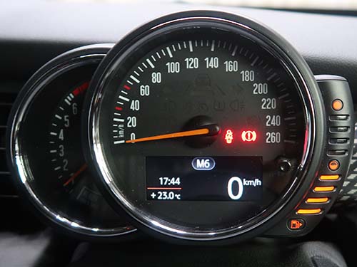 マグネティックパドルは磁石の反発を利用しており、クリック感が明確で、よりレーシーなフィーリング