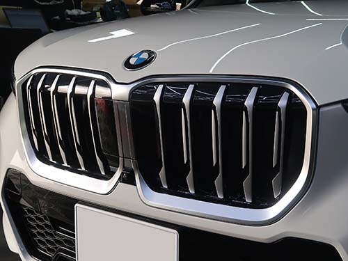 U11 X1には純正設定が無い“光るグリル”