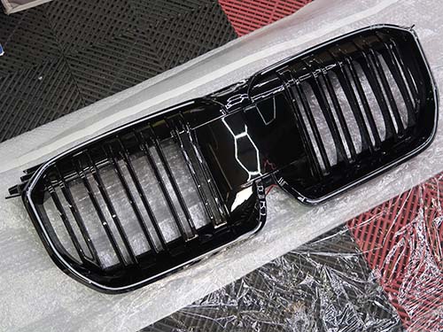 アイコニックグロー発光機能付きの社外フロントグリル