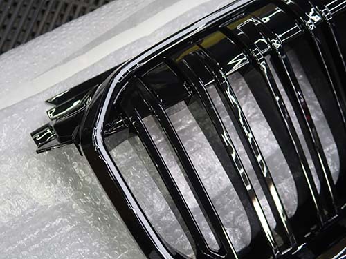 アイコニックグロー発光機能付きの社外フロントグリル