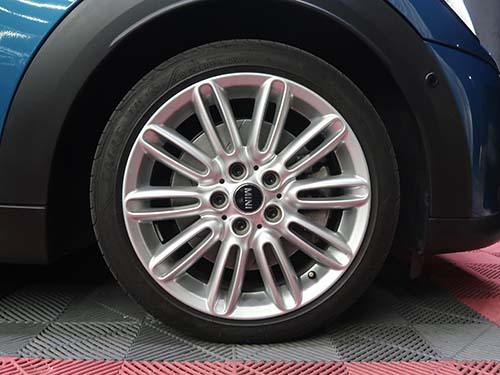 アルミホイール裏側のダスト汚れまで丁寧に洗浄