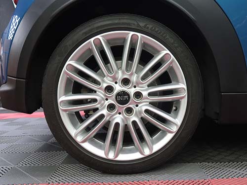 アルミホイール裏側のダスト汚れまで丁寧に洗浄