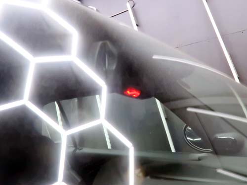 ミラー下部の赤色セキュリティライトを 純正アラーム車と同じ点滅パターンで発光