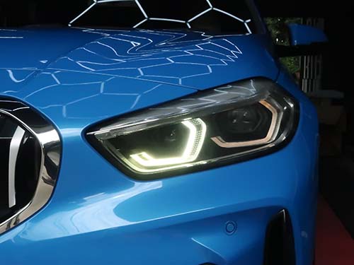 助手席側のヘッドライトにあるデイライトがほとんど点灯していない