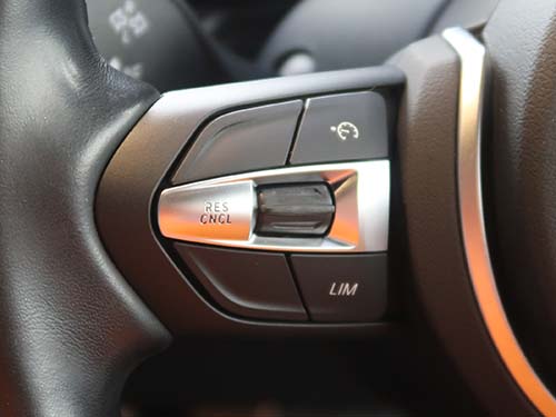 クルーズコントロールはブレーキを踏むか「CNCL」スイッチで一時解除可能