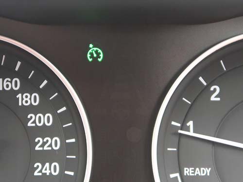 クルーズコントロールは設定速度で一定走行、アクセルを踏み続ける必要なし