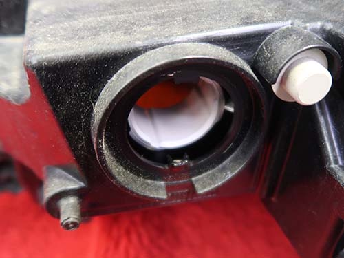 バルブホルダーとテールライト側の接点が溶けて奥に沈み込んでいる