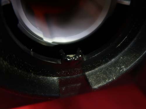 接点をハンダで再形成し、バルブホルダーの導通を復活