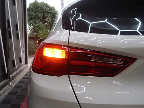 ディーラーでは「テールライト交換」だが、ライコウなら修理で対応可能