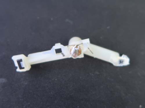 金属バネが経年劣化による金属疲労で折れたり曲がったりする