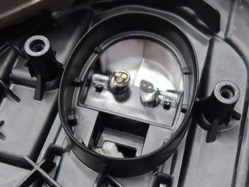 アクリル導光体が LEDの形状に沿って茶色く溶け落ちている 典型的な焼損症状