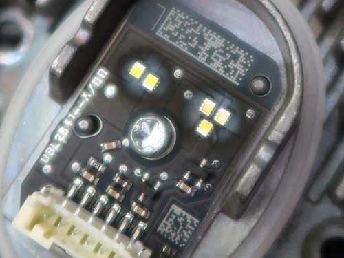 LEDモジュール側の チップLED素子が剥離してアクリル側へ付着