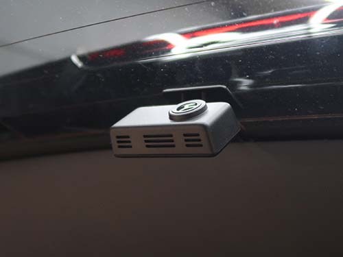 フロント＆リアカメラが付属しており、デジタルミラーとしてクリアな後方視界を実現しながら、同時にドライブレコーダーとして映像を記録する二刀流モデル