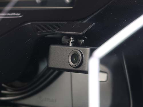 フロント＆リアカメラが付属しており、デジタルミラーとしてクリアな後方視界を実現しながら、同時にドライブレコーダーとして映像を記録する二刀流モデル