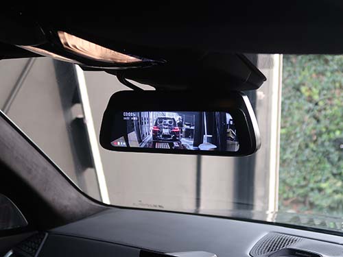 悪天候・夜間も見やすい「デジタルミラー映像」