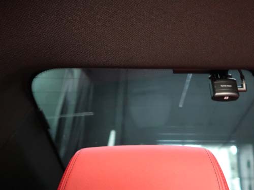 リアウインドウ側へアンテナを貼り付ける独自施工