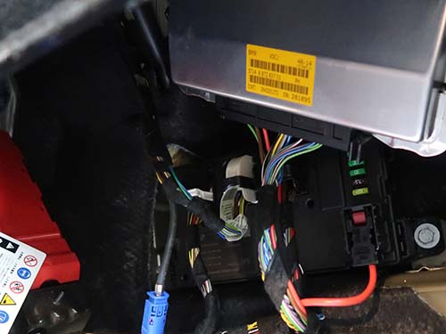 レトロフィットハーネス（ライコウ独自制作）を使用し、純正準拠の配線ルート・正しいコーディング
