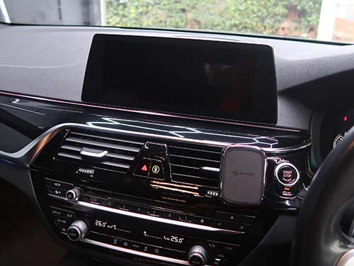 BMW G31 523i のモニターブラックアウトを診断