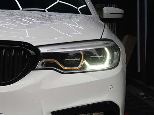 BMW ヘッドライト 故障|デイライトが茶色く変色し、発光が極端に弱くなっている状態