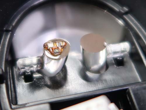 アクリルの透過性が低下し、光量が大きく低下