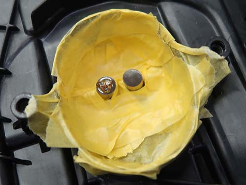 デイライト導光アクリルの焼損部分を丁寧に削り落とす