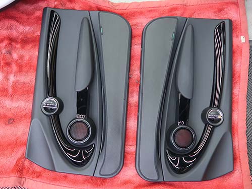 F56の前期〜LCIモデルでは、限定車を除き“ドア内張のアンビエントライト”は非装備