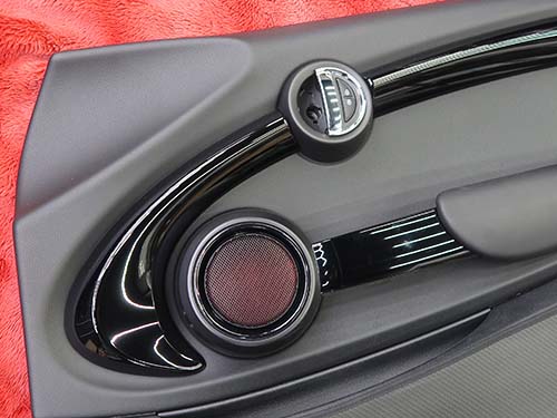 F56の前期〜LCIモデルでは、限定車を除き“ドア内張のアンビエントライト”は非装備