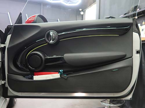 ドア内張アンビエントライト発光