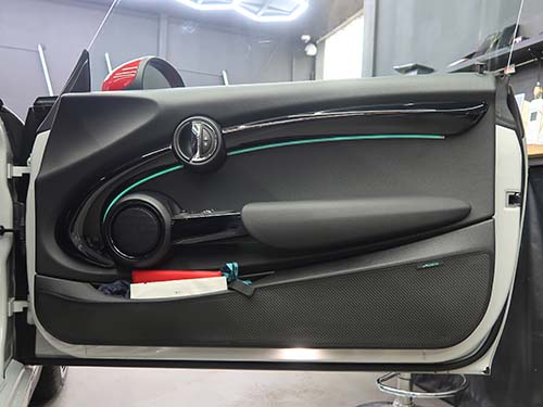 ドア内張アンビエントライト発光