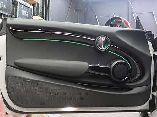 ドア内張アンビエントライト発光