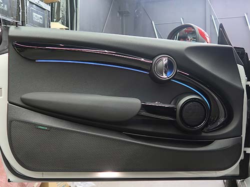 ドア内張アンビエントライト発光