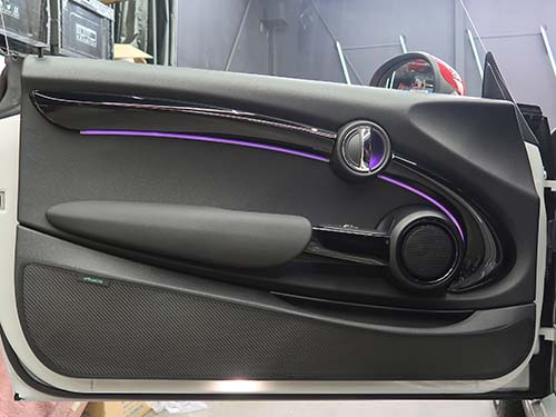 ドア内張アンビエントライト発光