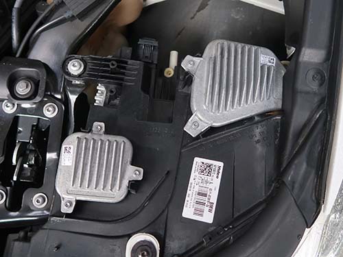 X2(F39)はヘッドライト上部にLEDモジュールが配置されている