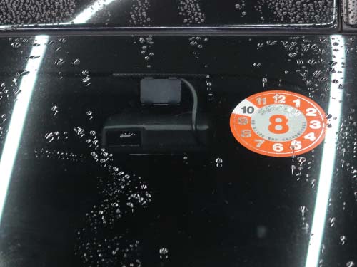 受光部は 助手席側フロントウインドウ上部 に取り付け