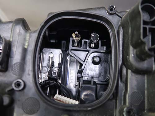 デイライトLEDの発熱により、アクリル導光体が溶解してしまうことで光が遮られてしまう現象