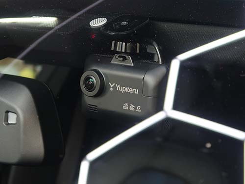 フロントカメラ:助手席側フロントウインドウ上部