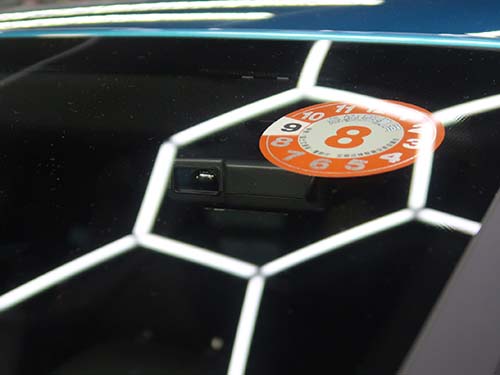 レーザー受光部は 助手席側フロントウインドウ上部 に設置