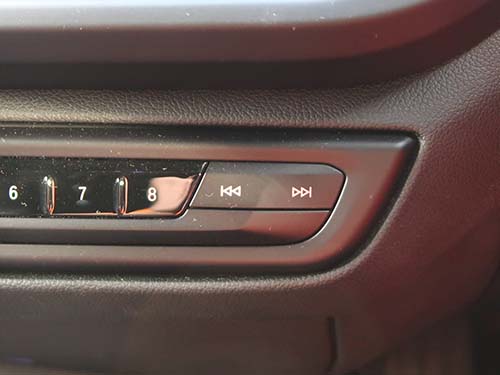 付属リモコンに触れなくてもよく、純正装備のような操作感