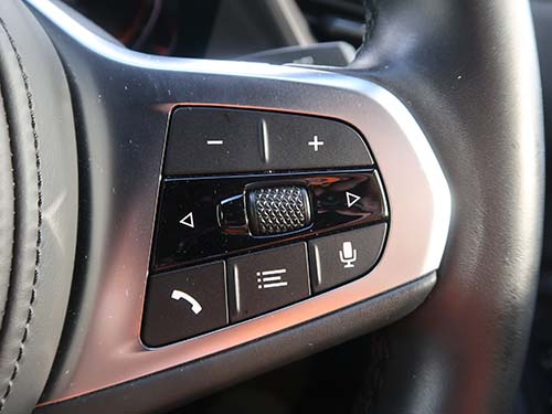 付属リモコンに触れなくてもよく、純正装備のような操作感