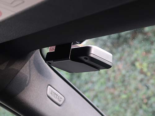 レーザー受光部は 助手席側フロントウインドウ上部 に設置