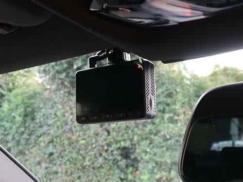 フロントカメラ:助手席側フロントウインドウ上部