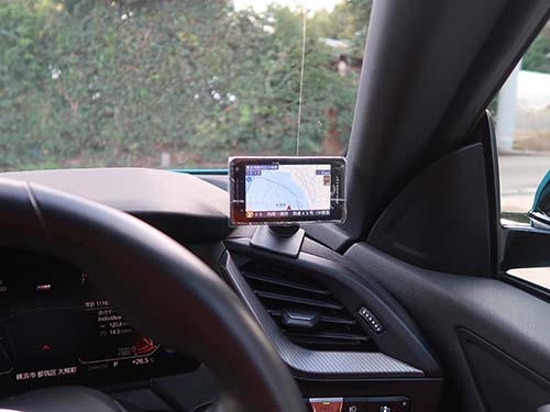 本体はメーターパネル右側へ設置