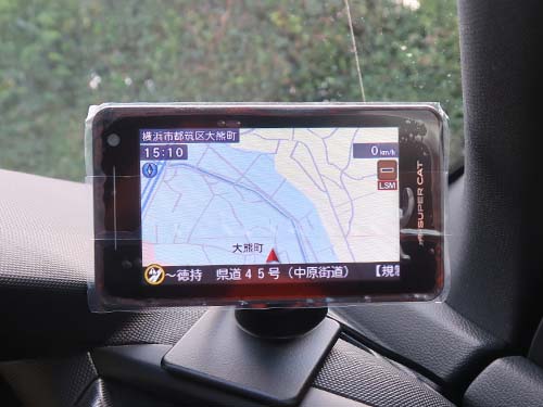 本体はメーターパネル右側へ設置