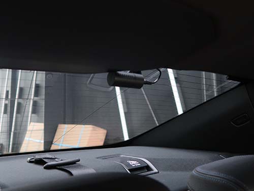 リアカメラ:リアウインドウ中央付近