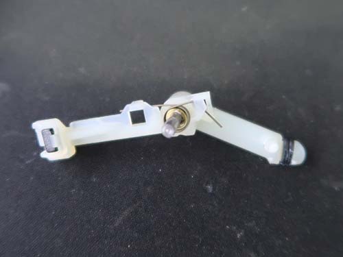 ギアセレクタースイッチボックス内の 金属バネが折れ曲がっている状態