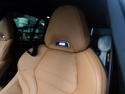 ヘッドレストMエンブレムを発光させる